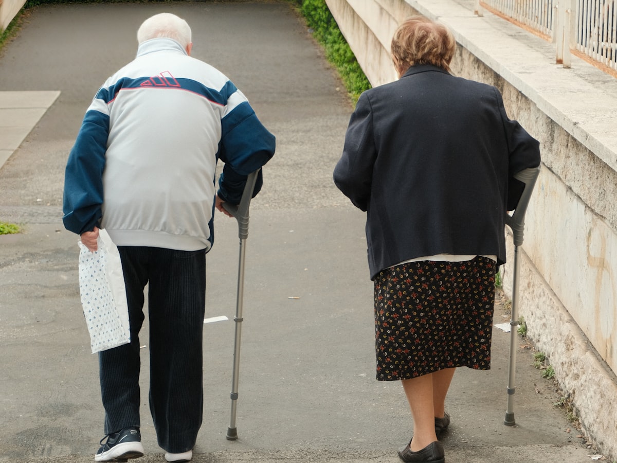 Ouder stel samen op weg