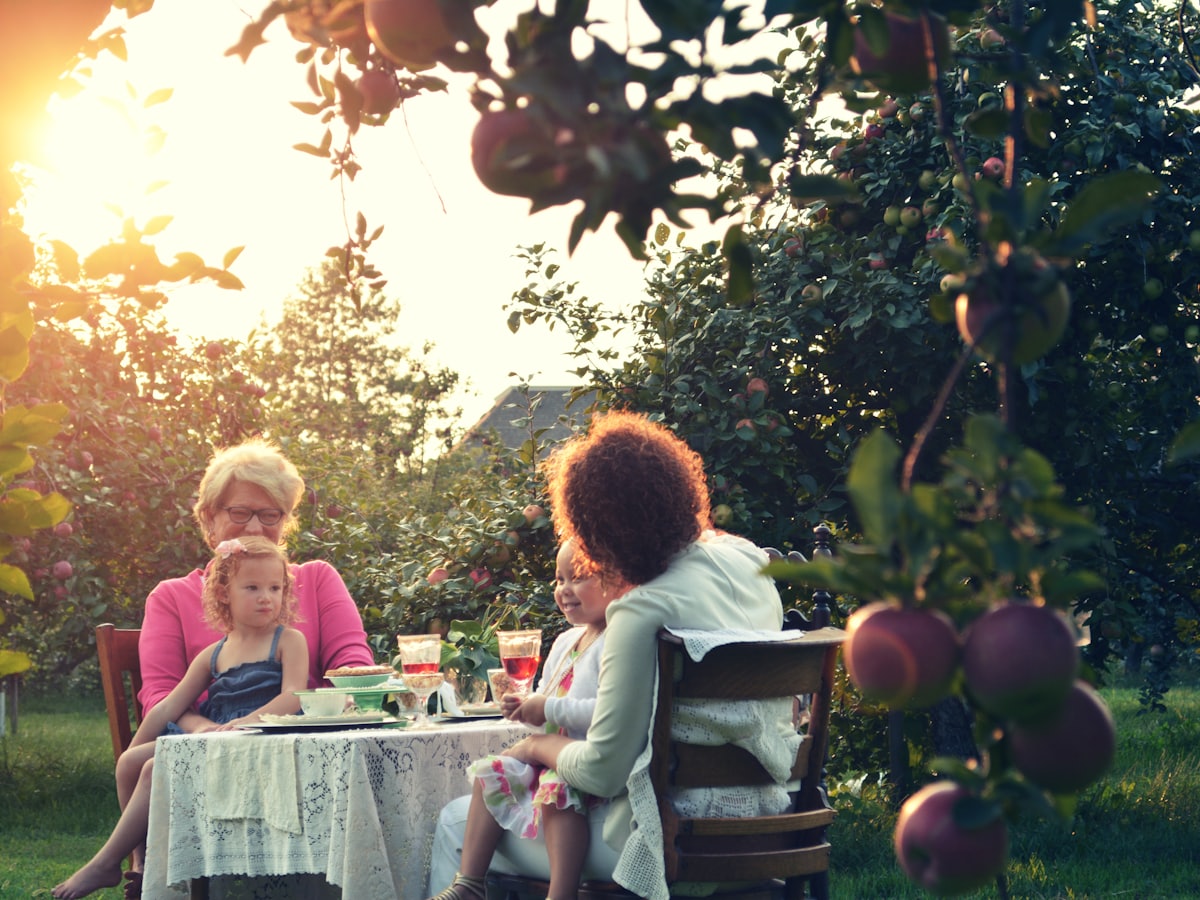 Familie samen voor het huis