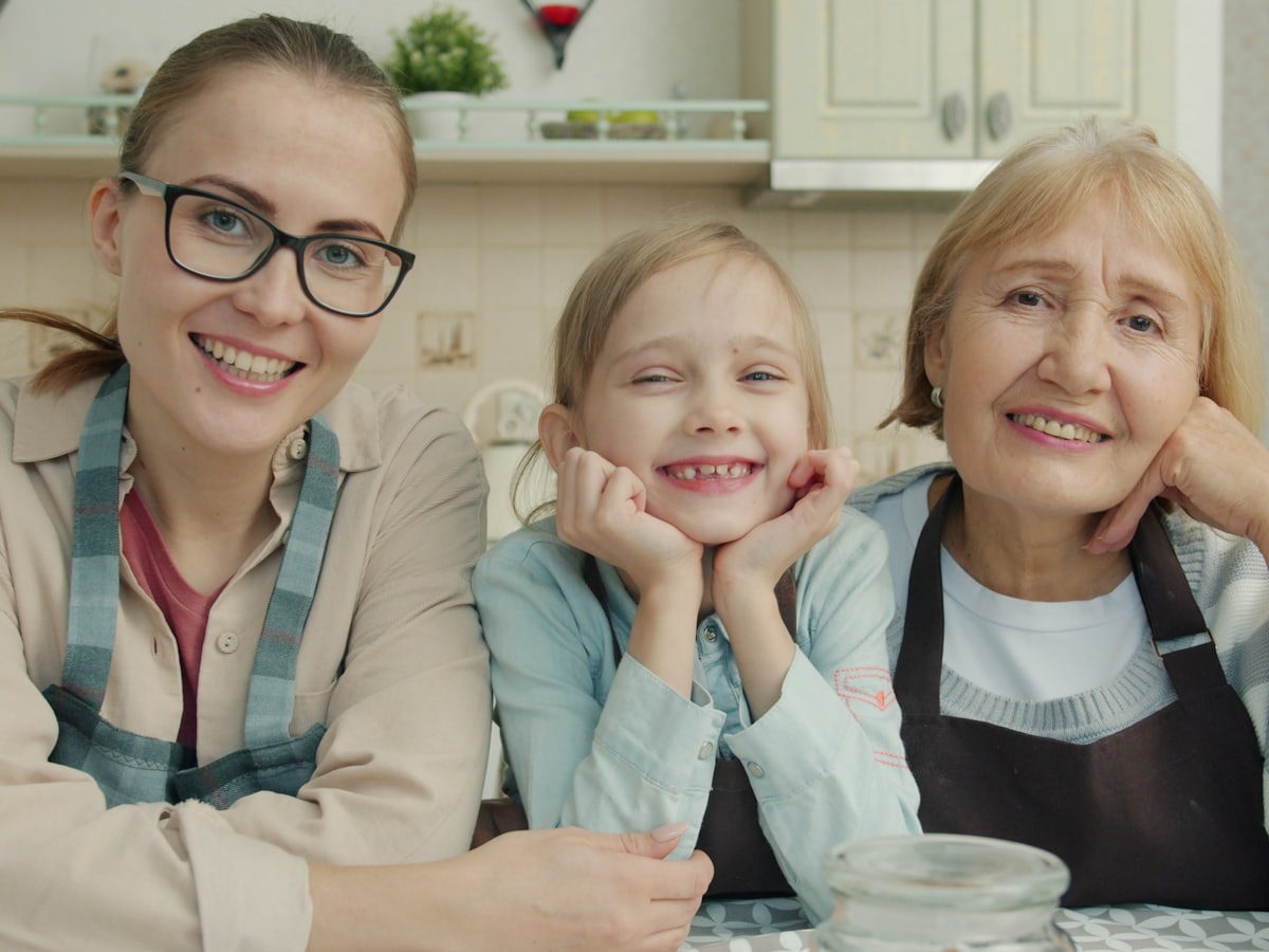 Drie generaties samen in de keuken