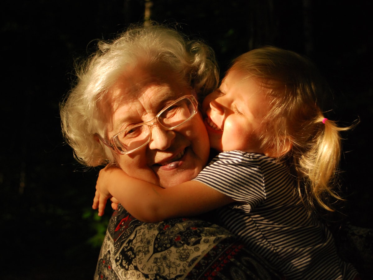 Oma omarmt haar kleinkind