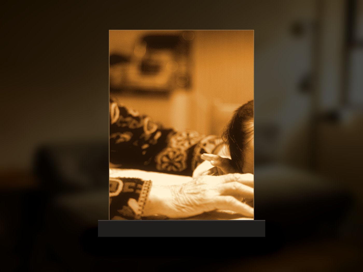 Fotolamp met een foto van moeder en kind, verlicht