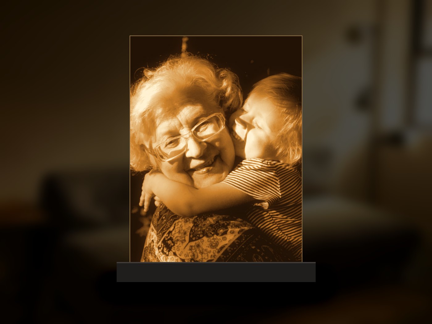 Fotolamp met een foto van oma en kleinkind, verlicht